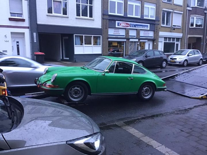 Der sichergestellte Porsche wird für den Rücktransport nach Aachen vorbereitet