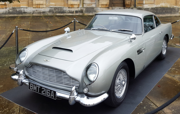 In Goldfinger 1964 zum ersten Mal als Dienstwagen im Einsatz - Aston Martin DB 5 