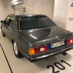 BMW 735i (E23)